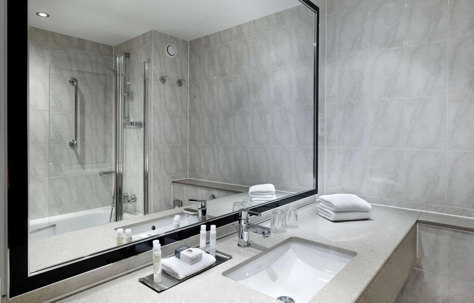 Doubletree By Hilton Woking Otel Dış mekan fotoğraf