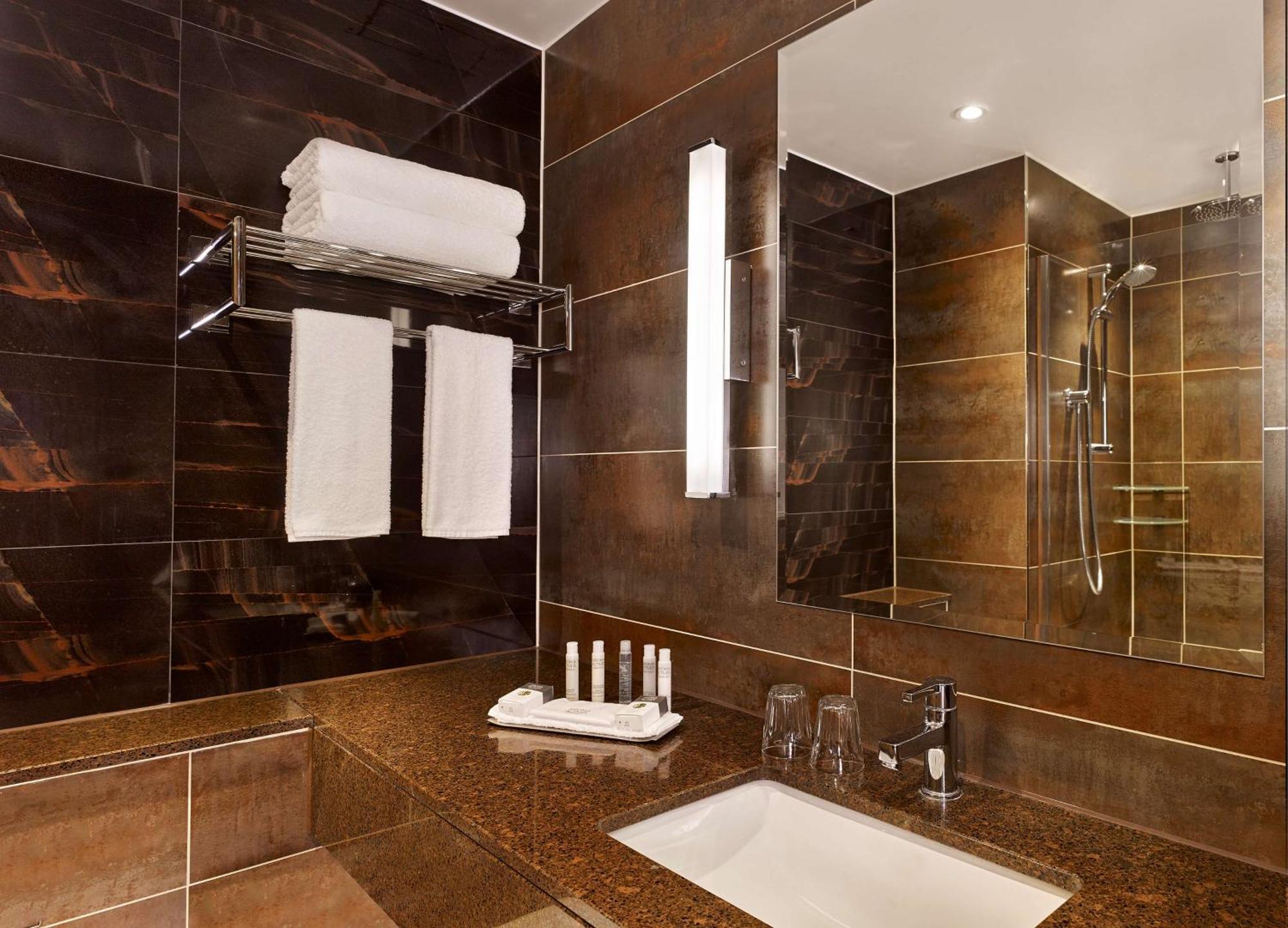 Doubletree By Hilton Woking Otel Dış mekan fotoğraf