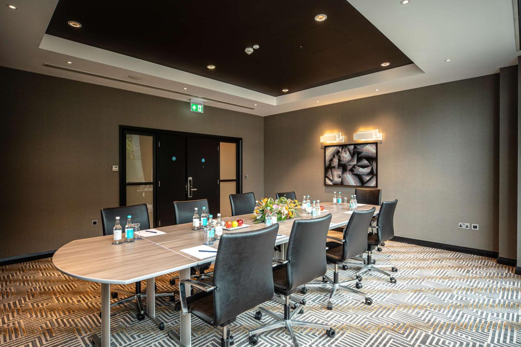 Doubletree By Hilton Woking Otel Dış mekan fotoğraf