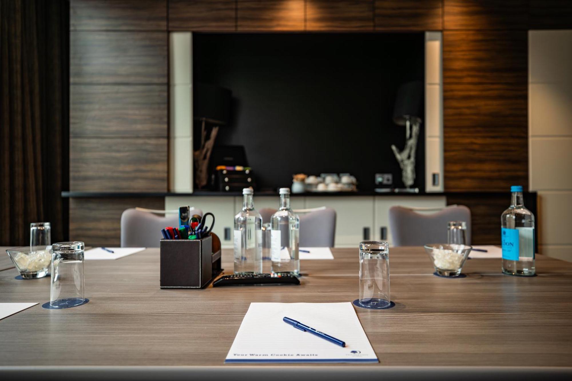 Doubletree By Hilton Woking Otel Dış mekan fotoğraf