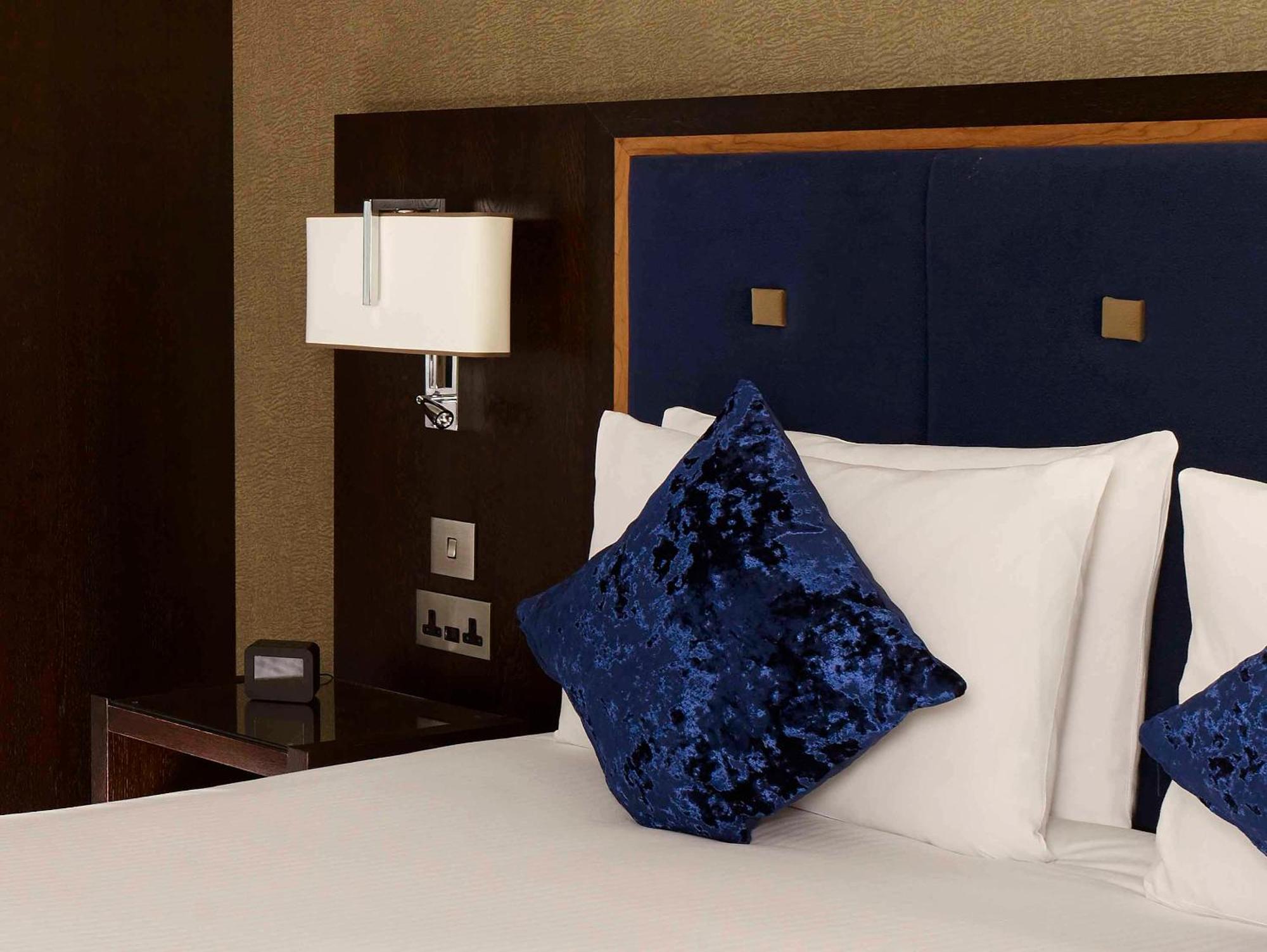 Doubletree By Hilton Woking Otel Dış mekan fotoğraf