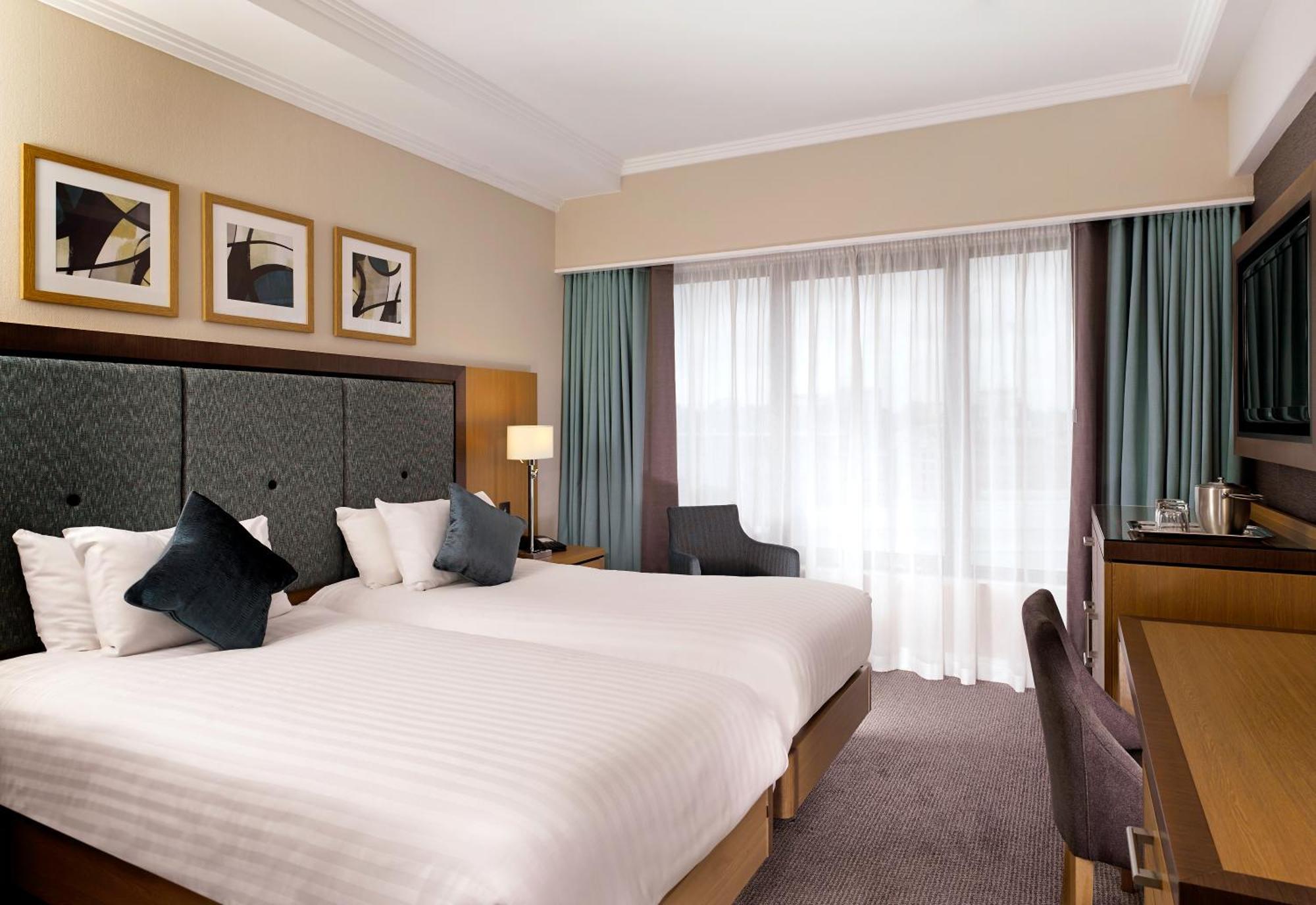 Doubletree By Hilton Woking Otel Dış mekan fotoğraf