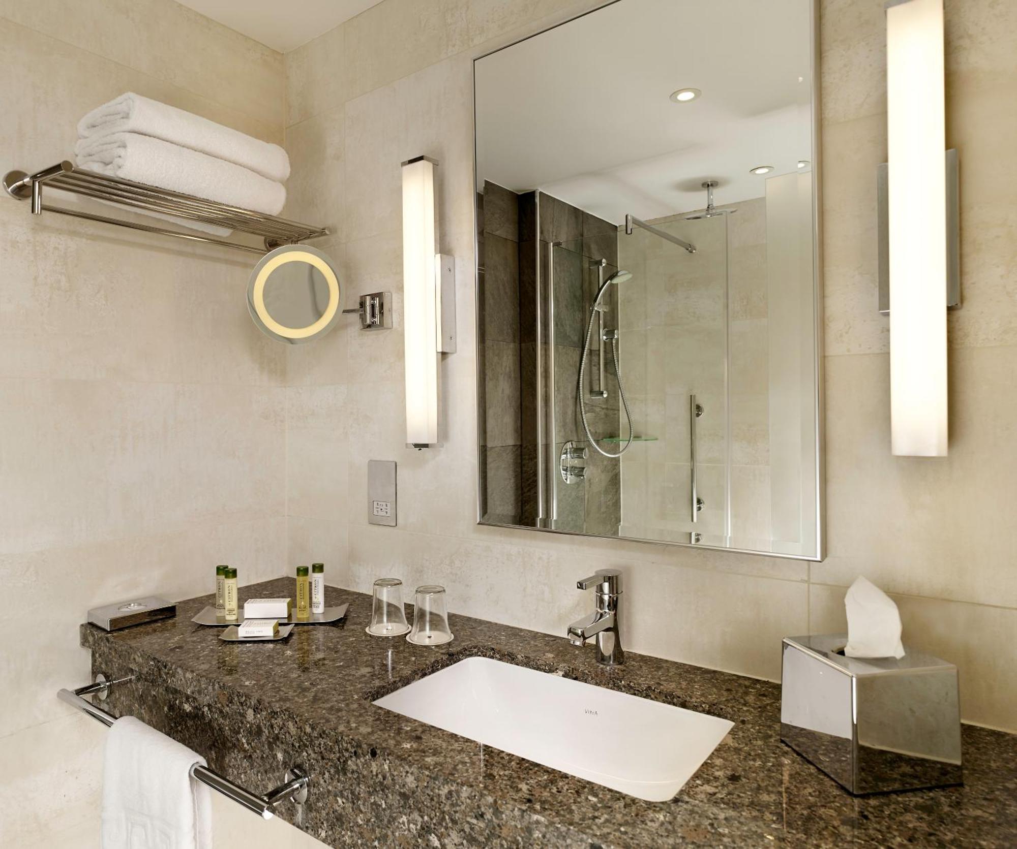 Doubletree By Hilton Woking Otel Dış mekan fotoğraf