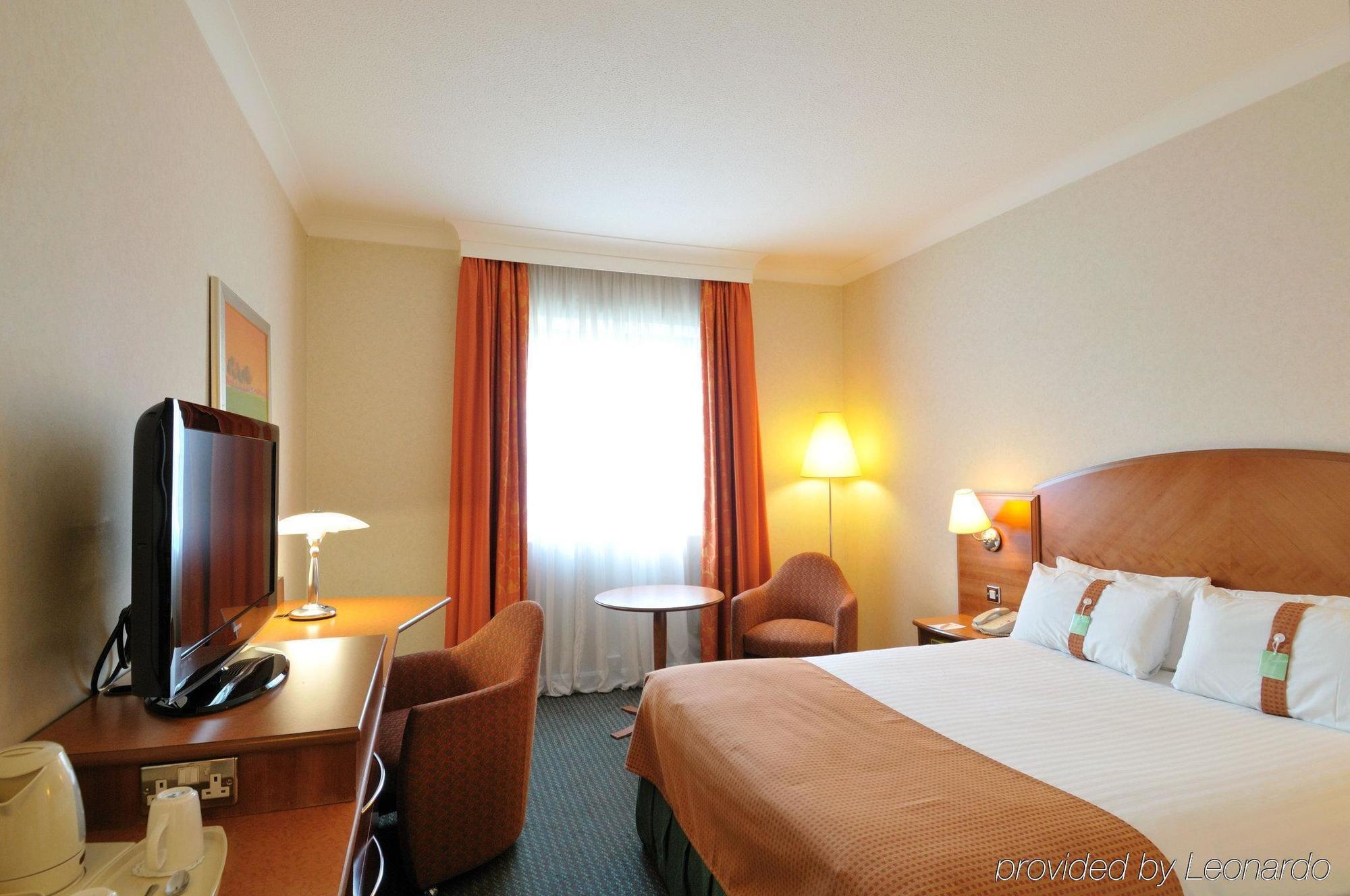 Doubletree By Hilton Woking Otel Oda fotoğraf