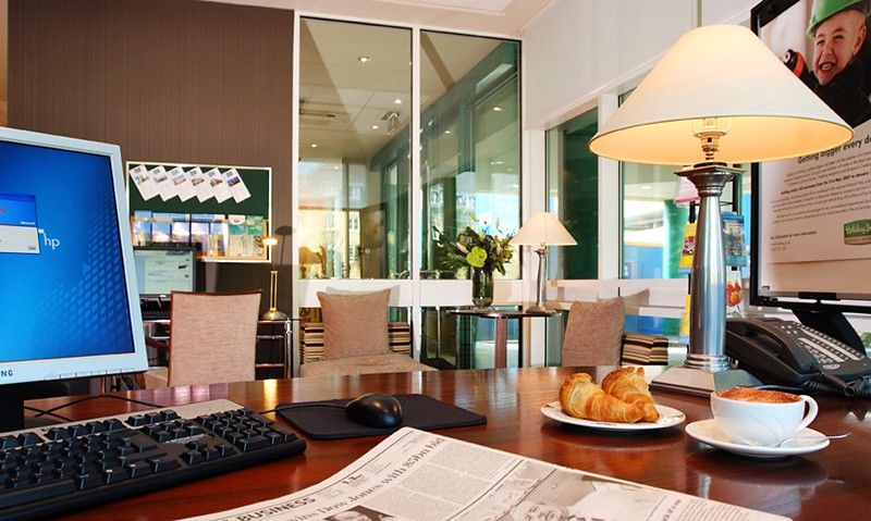 Doubletree By Hilton Woking Otel Dış mekan fotoğraf