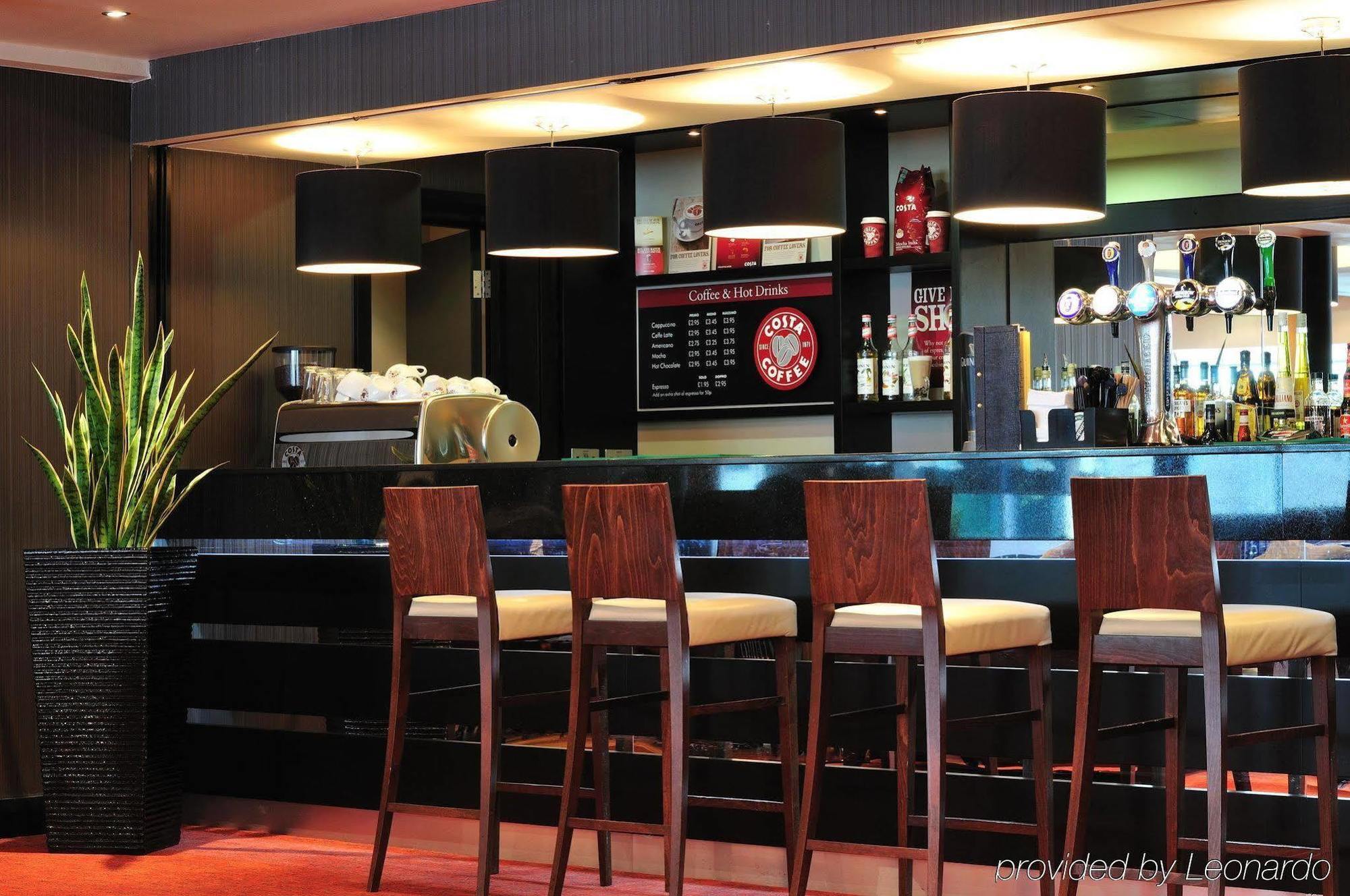 Doubletree By Hilton Woking Otel Restoran fotoğraf